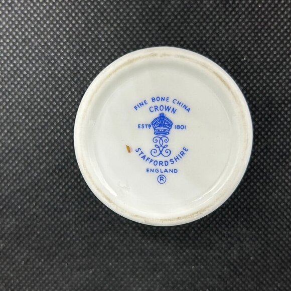 Vintage Crown Staffordshire England bone China Trinket/Pill box - Picture 4 of 4